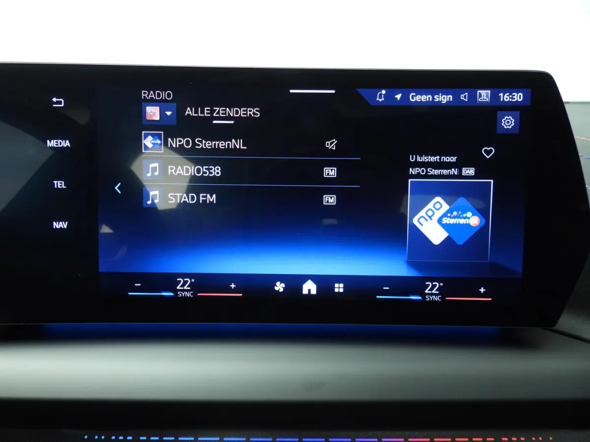 5-deurs 120 | M-Sportpakket | LED | Navigatie | Panoramadak | Sportstoelen | DAB | Alu 18 inch