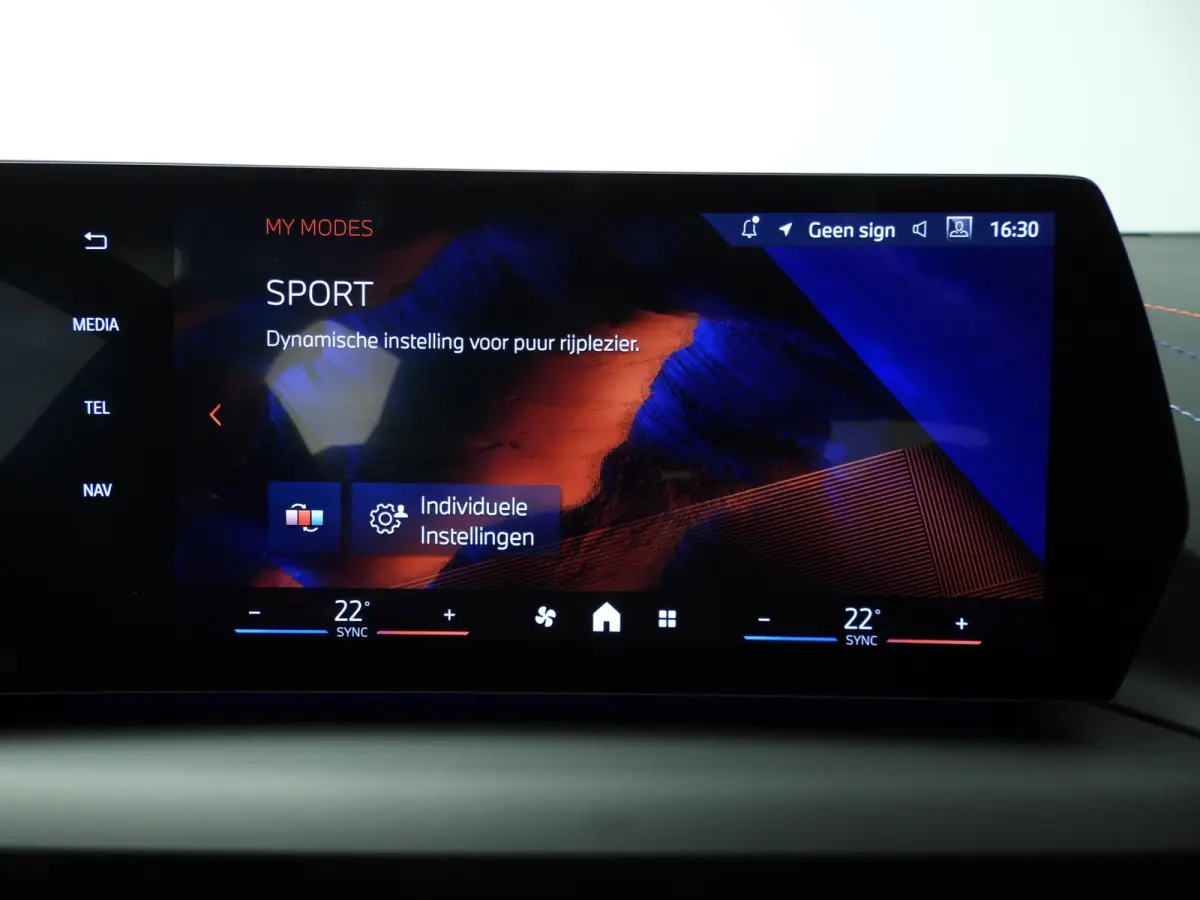 5-deurs 120 | M-Sportpakket | LED | Navigatie | Panoramadak | Sportstoelen | DAB | Alu 18 inch