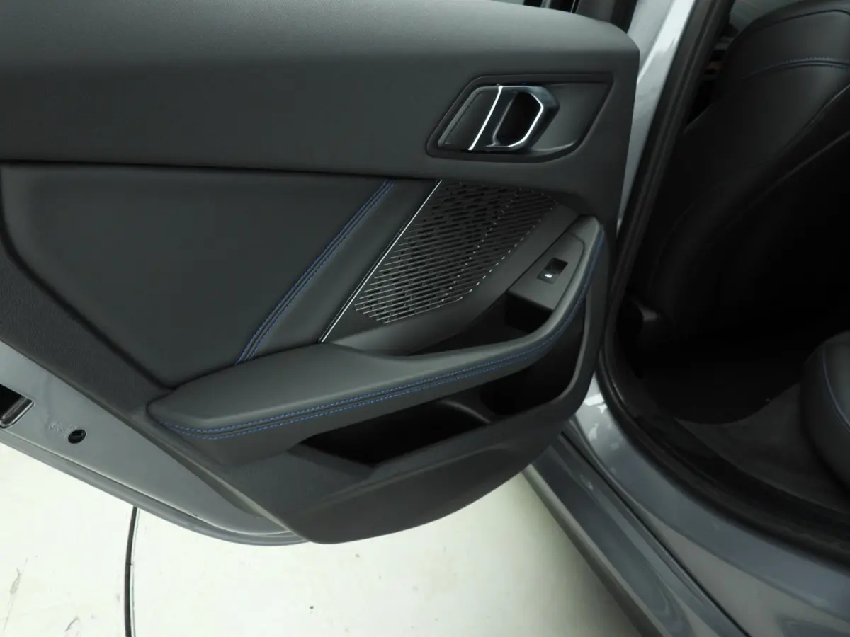 5-deurs 120 | M-Sportpakket | LED | Navigatie | Panoramadak | Sportstoelen | DAB | Alu 18 inch