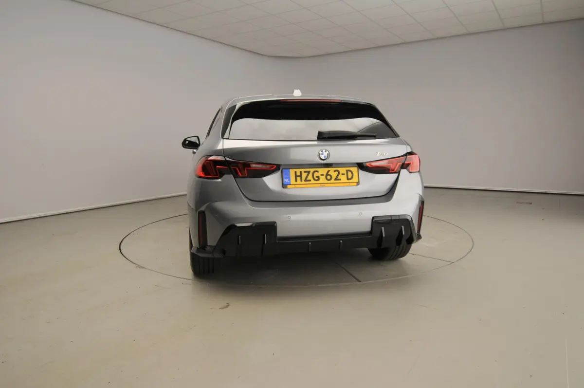 5-deurs 120 | M-Sportpakket | LED | Navigatie | Panoramadak | Sportstoelen | DAB | Alu 18 inch
