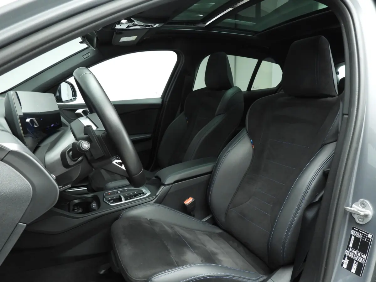 5-deurs 120 | M-Sportpakket | LED | Navigatie | Panoramadak | Sportstoelen | DAB | Alu 18 inch