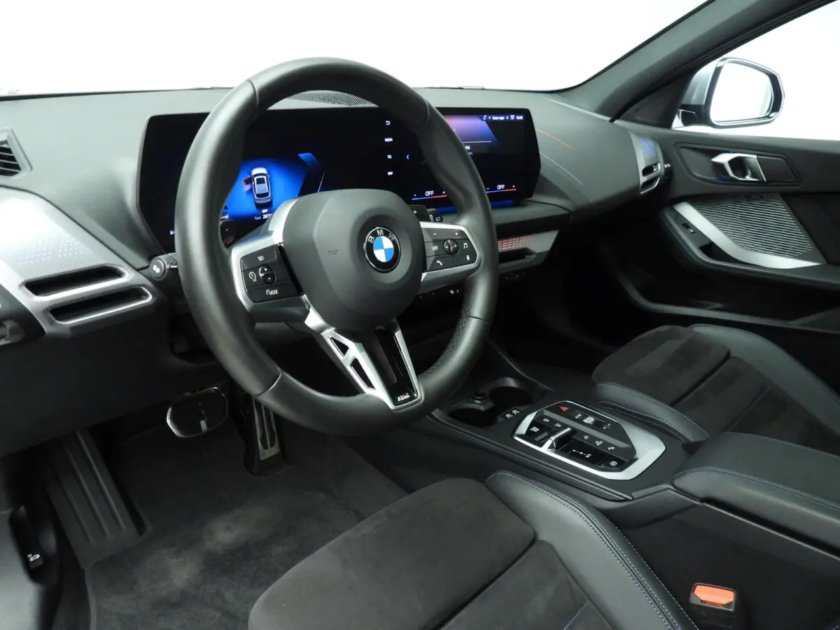 5-deurs 120 | M-Sportpakket | LED | Navigatie | Panoramadak | Sportstoelen | DAB | Alu 18 inch