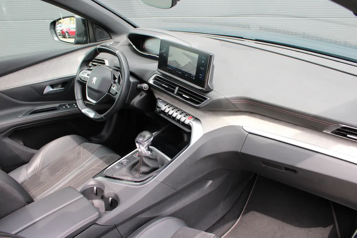1.2 PureTech GT | Navigatie | Camera | Panorama/schuifdak | Alcantara | All season | Apple carplay |