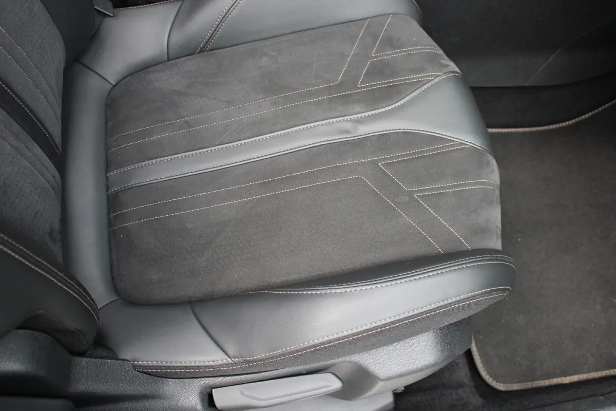 1.2 PureTech GT | Navigatie | Camera | Panorama/schuifdak | Alcantara | All season | Apple carplay |