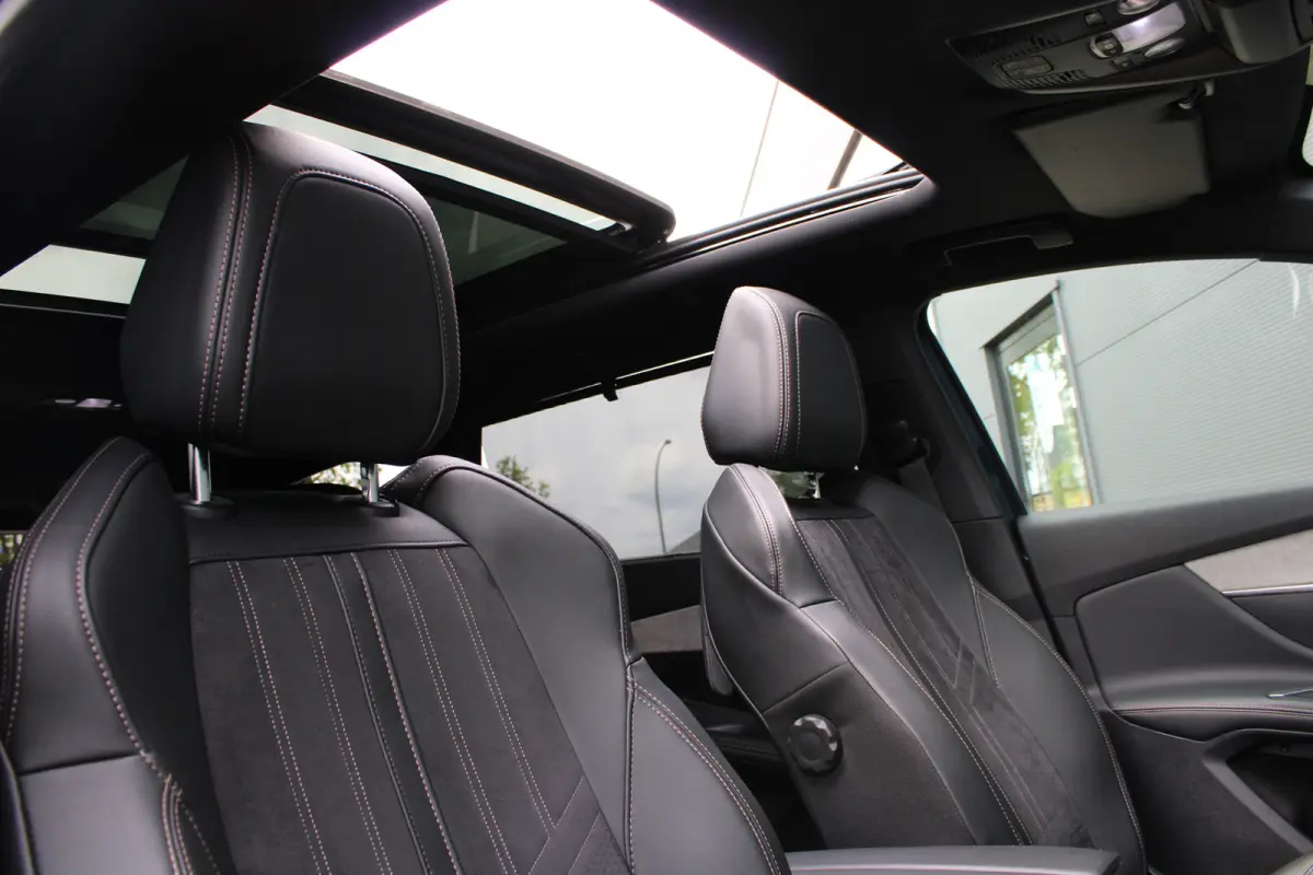 1.2 PureTech GT | Navigatie | Camera | Panorama/schuifdak | Alcantara | All season | Apple carplay |