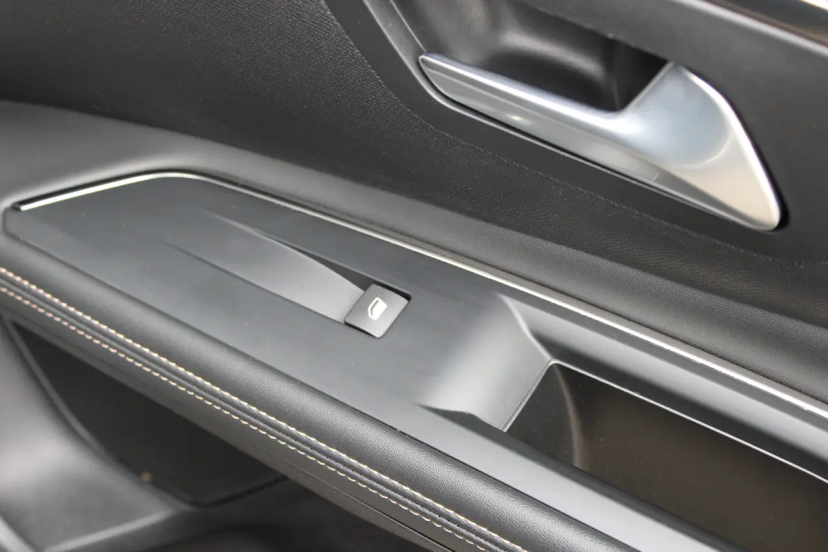 1.2 PureTech GT | Navigatie | Camera | Panorama/schuifdak | Alcantara | All season | Apple carplay |