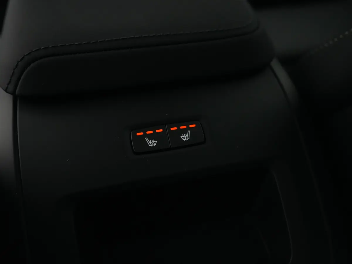 T6 Recharge AWD Ultra Black Edition | Luchtvering | Head-Up | 360° | Harman/Kardon | Panoramadak | Trekhaak | Nappa Sportstoel