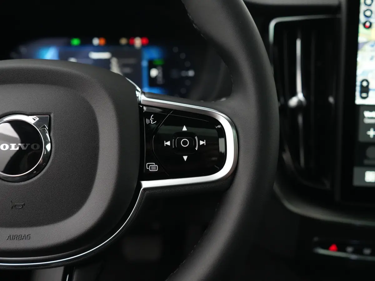 T6 Recharge AWD Ultra Black Edition | Luchtvering | Head-Up | 360° | Harman/Kardon | Panoramadak | Trekhaak | Nappa Sportstoel
