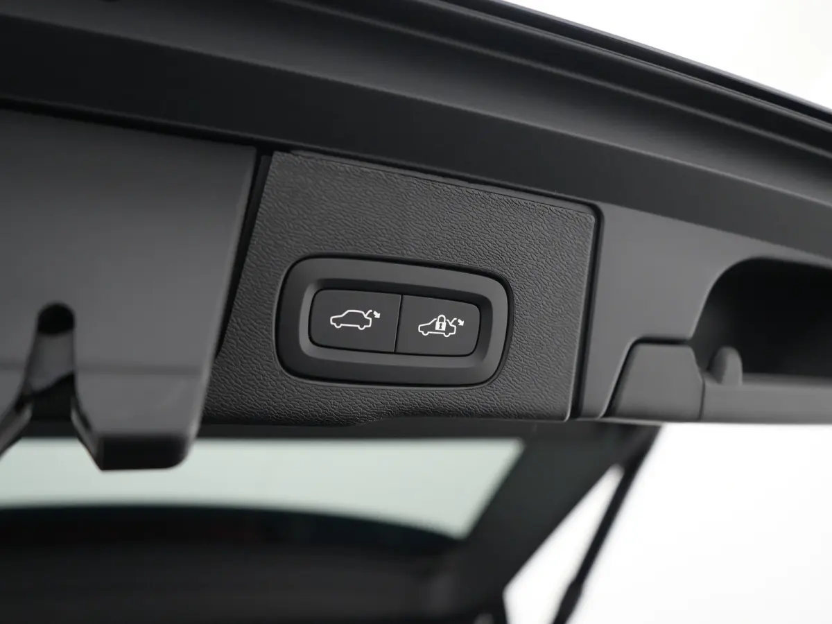 T6 Recharge AWD Ultra Black Edition | Luchtvering | Head-Up | 360° | Harman/Kardon | Panoramadak | Trekhaak | Nappa Sportstoel