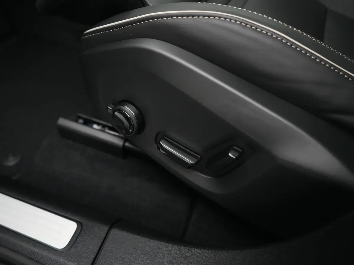 T6 Recharge AWD Ultra Black Edition | Luchtvering | Head-Up | 360° | Harman/Kardon | Panoramadak | Trekhaak | Nappa Sportstoel