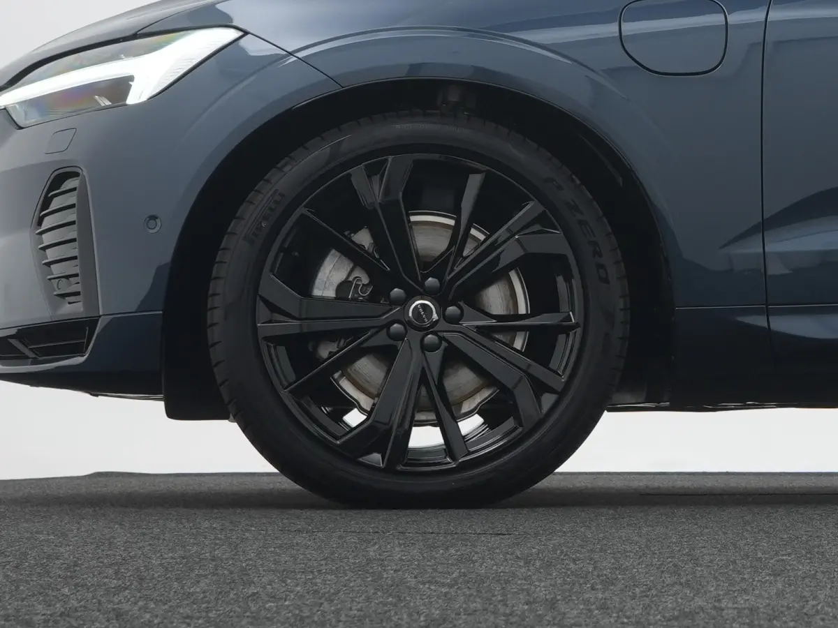 T6 Recharge AWD Ultra Black Edition | Luchtvering | Head-Up | 360° | Harman/Kardon | Panoramadak | Trekhaak | Nappa Sportstoel
