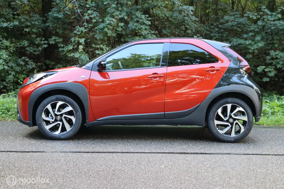 1.0 VVT-i S-CVT Play