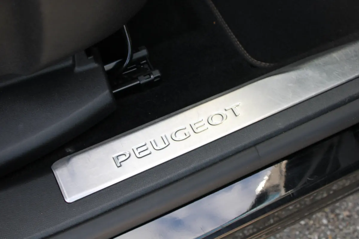 1.2 PureTech EAT8 GT | Automaat | Navigatie | Camera | Panorama/schuifdak | Focal | Elektrische achterklep |