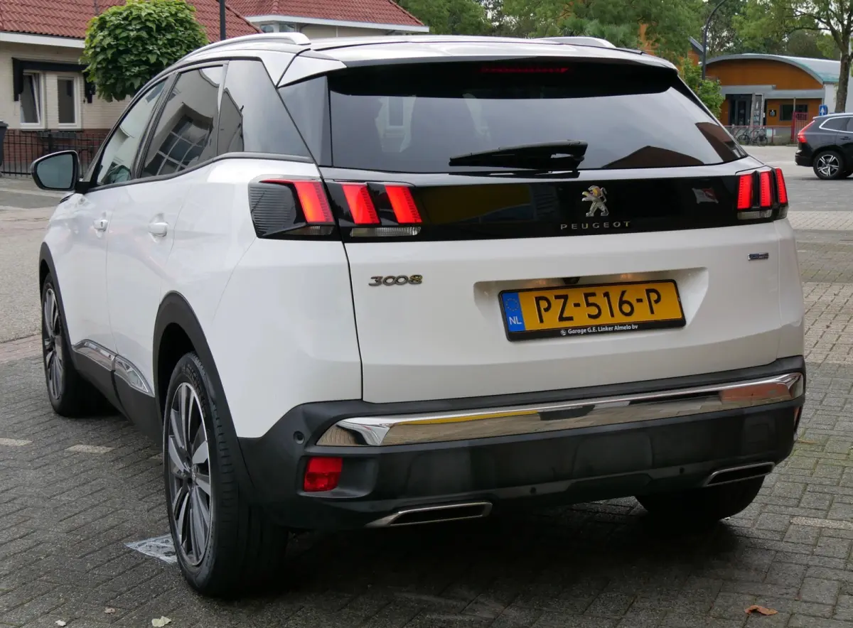 1.2 PureTech Blue Lease Premium nieuwe distri. 360cam. navi.