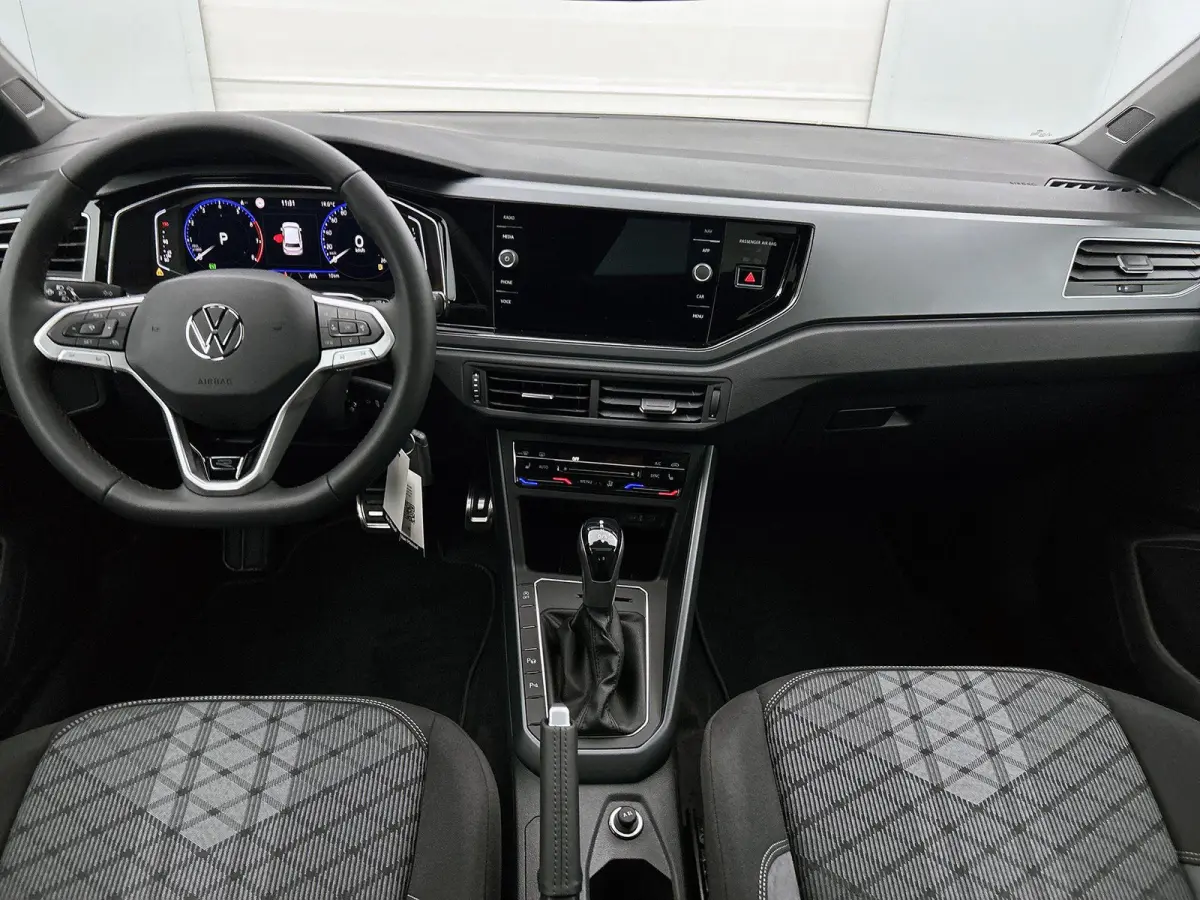 1.0 TSI R-Line Edition 95 PK Automaat | Panoramadak | Volkswagen Soundsystem | Climate control | Apple Carplay draadloos | IQ Ligths | Camera | 17" Lichtmetalen velgen | Android Auto draadlo