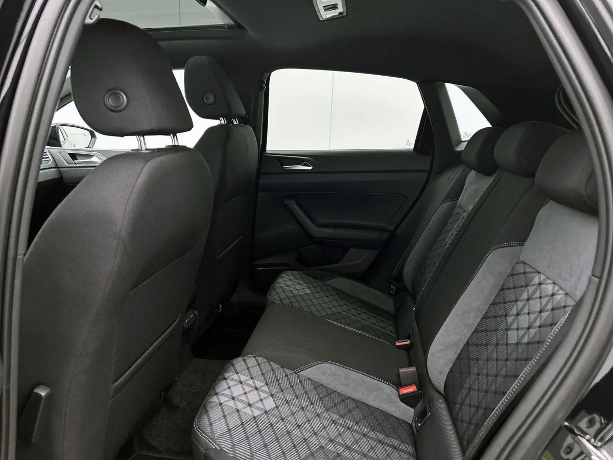 1.0 TSI R-Line Edition 95 PK Automaat | Panoramadak | Volkswagen Soundsystem | Climate control | Apple Carplay draadloos | IQ Ligths | Camera | 17" Lichtmetalen velgen | Android Auto draadlo