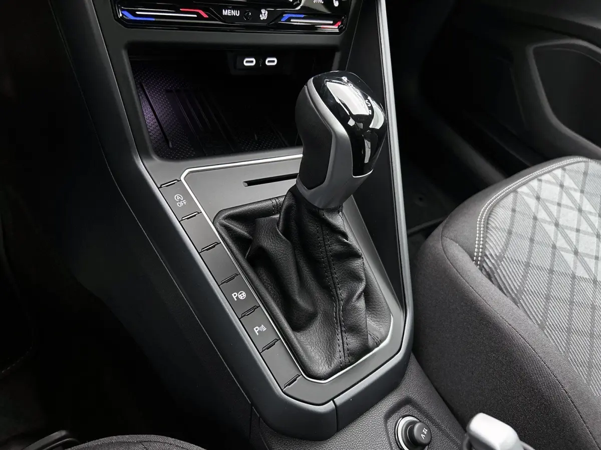 1.0 TSI R-Line Edition 95 PK Automaat | Panoramadak | Volkswagen Soundsystem | Climate control | Apple Carplay draadloos | IQ Ligths | Camera | 17" Lichtmetalen velgen | Android Auto draadlo