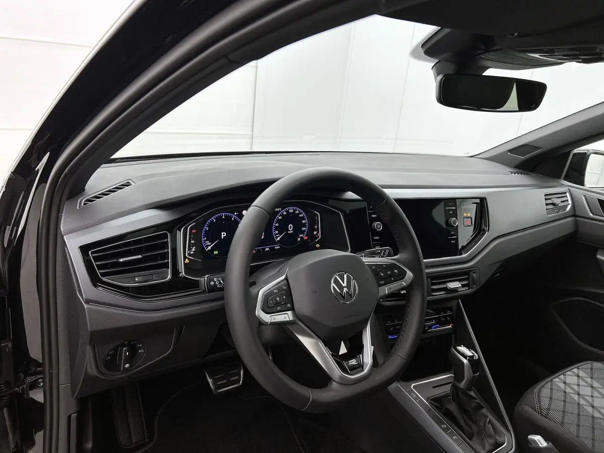 1.0 TSI R-Line Edition 95 PK Automaat | Panoramadak | Volkswagen Soundsystem | Climate control | Apple Carplay draadloos | IQ Ligths | Camera | 17" Lichtmetalen velgen | Android Auto draadlo