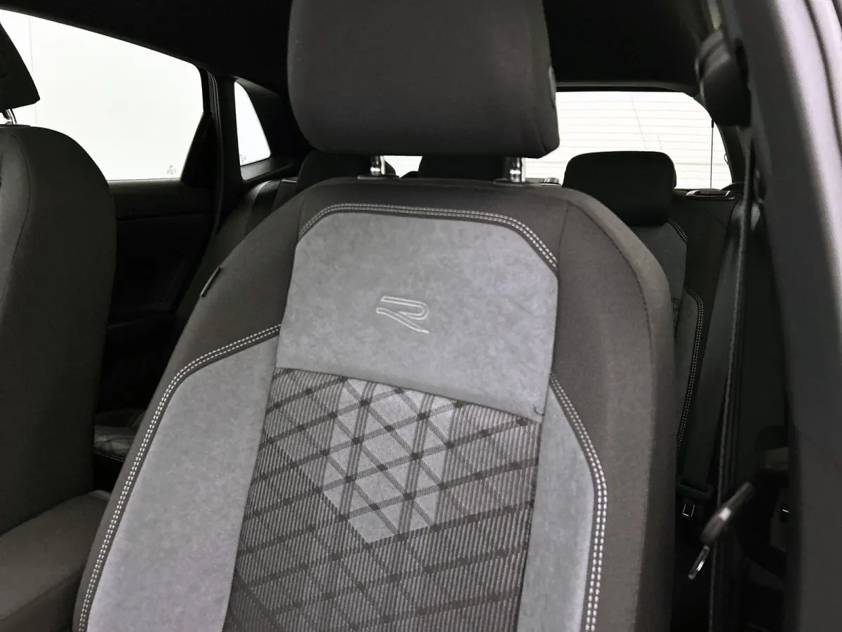 1.0 TSI R-Line Edition 95 PK Automaat | Panoramadak | Volkswagen Soundsystem | Climate control | Apple Carplay draadloos | IQ Ligths | Camera | 17" Lichtmetalen velgen | Android Auto draadlo