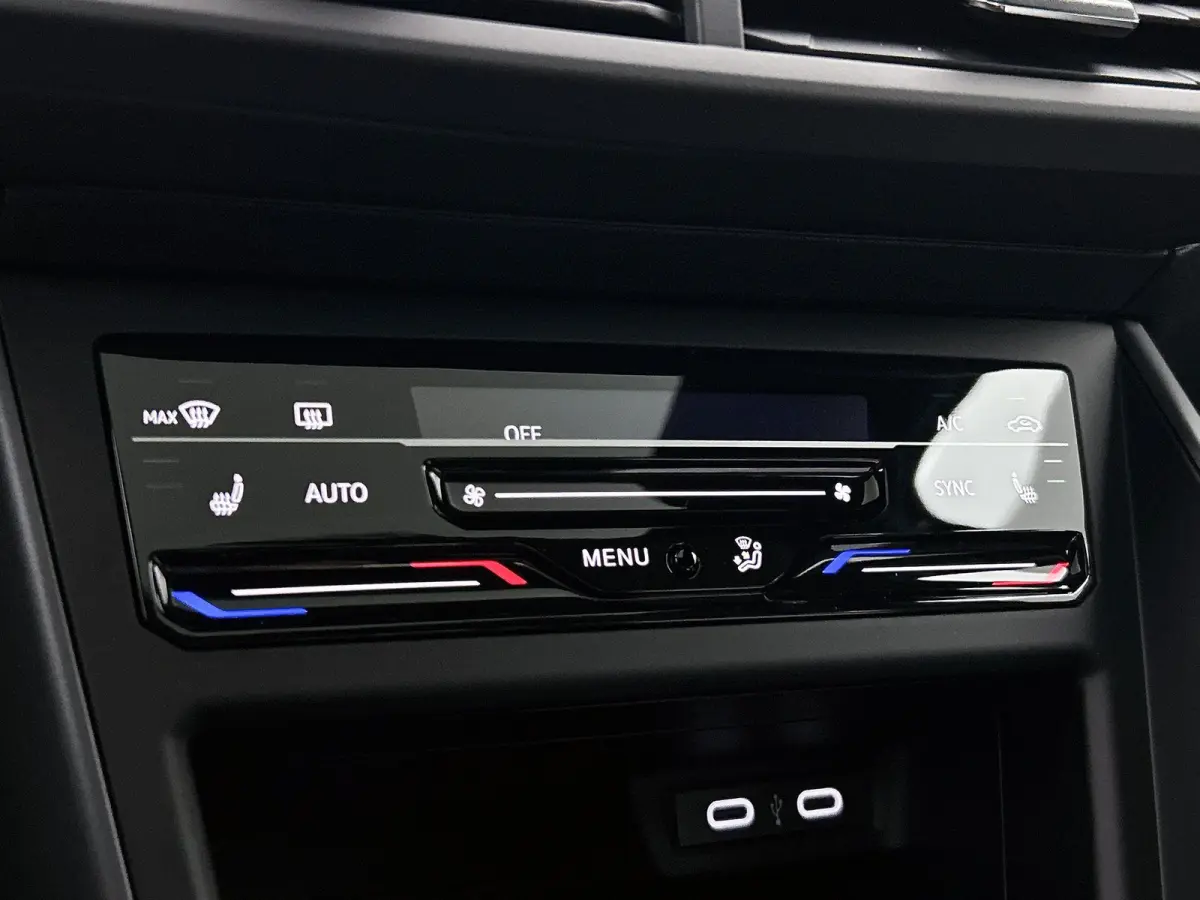 1.0 TSI R-Line Edition 95 PK Automaat | Panoramadak | Volkswagen Soundsystem | Climate control | Apple Carplay draadloos | IQ Ligths | Camera | 17" Lichtmetalen velgen | Android Auto draadlo