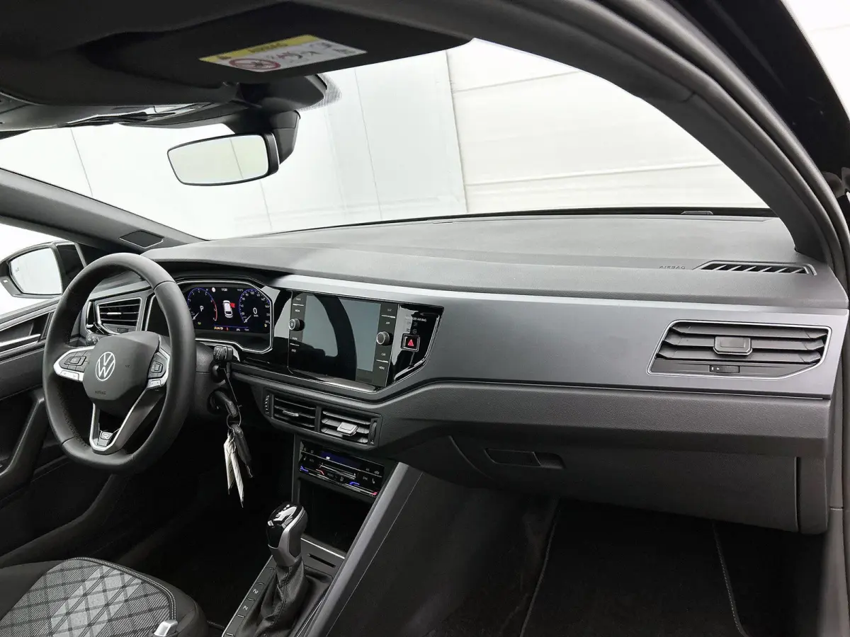 1.0 TSI R-Line Edition 95 PK Automaat | Panoramadak | Volkswagen Soundsystem | Climate control | Apple Carplay draadloos | IQ Ligths | Camera | 17" Lichtmetalen velgen | Android Auto draadlo