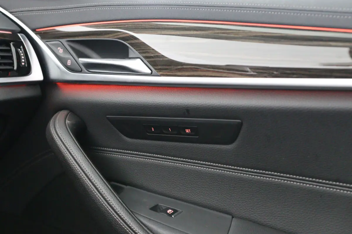 530e xDrive High Executive | Dealer Onderhouden | Elektr Stoel + Mem | Stoelventilatie | Trekhaak Elektrisch | Lederen bekleding | Comfort Stoelen | 360 Camera