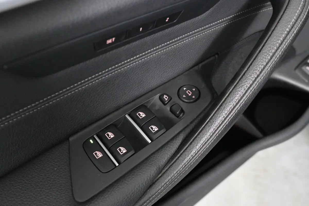 530e xDrive High Executive | Dealer Onderhouden | Elektr Stoel + Mem | Stoelventilatie | Trekhaak Elektrisch | Lederen bekleding | Comfort Stoelen | 360 Camera
