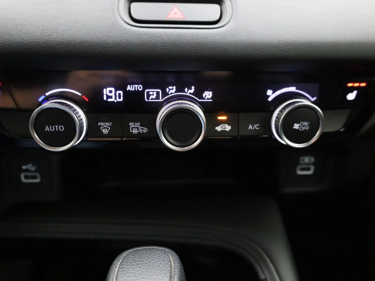 1.5 e:HEV Elegance | ACHTERUITRIJCAMERA | NAVIGATIE | BLUETOOTH | CRUISE CONTRL | LED VERLICHTING | LICHTMETALEN VELGEN | DAB RADIO | RIJSTROOKHULP | DIGITAL COCKPIT \