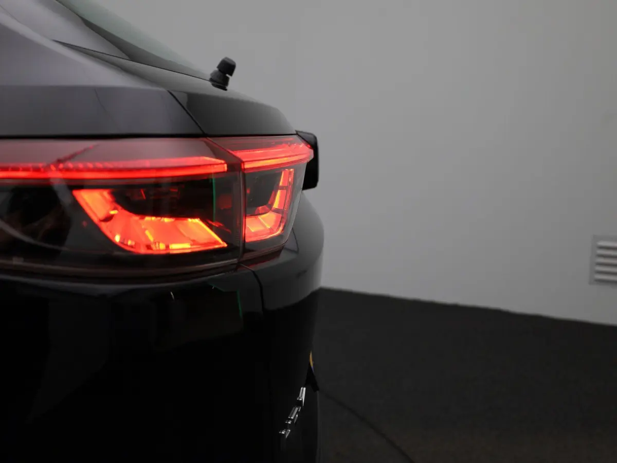 1.5 e:HEV Elegance | ACHTERUITRIJCAMERA | NAVIGATIE | BLUETOOTH | CRUISE CONTRL | LED VERLICHTING | LICHTMETALEN VELGEN | DAB RADIO | RIJSTROOKHULP | DIGITAL COCKPIT \