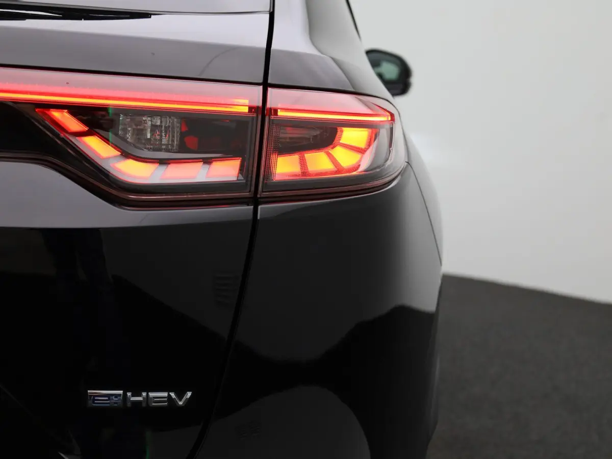 1.5 e:HEV Elegance | ACHTERUITRIJCAMERA | NAVIGATIE | BLUETOOTH | CRUISE CONTRL | LED VERLICHTING | LICHTMETALEN VELGEN | DAB RADIO | RIJSTROOKHULP | DIGITAL COCKPIT \