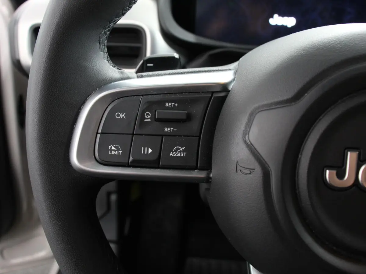 1.2 e-Hybrid Altitude Automaat Climate control Adaptieve cruise control Led Achteruitrijcamera Parkeersensoren achter Lichtmetalen velgen Apple Carplay/ Android Auto
