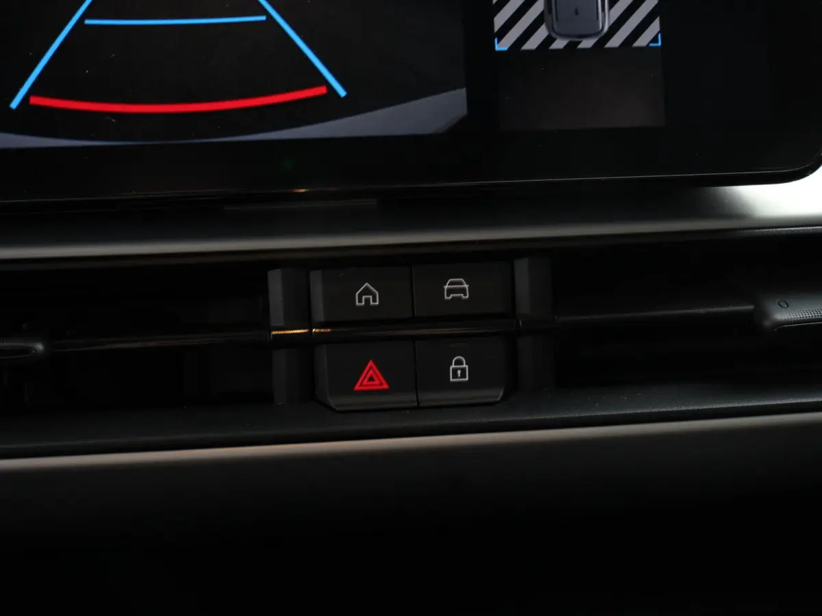 1.2 e-Hybrid Altitude Automaat Climate control Adaptieve cruise control Led Achteruitrijcamera Parkeersensoren achter Lichtmetalen velgen Apple Carplay/ Android Auto