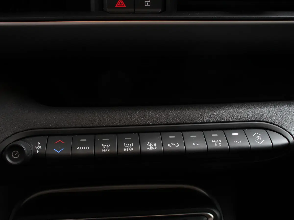 1.2 e-Hybrid Altitude Automaat Climate control Adaptieve cruise control Led Achteruitrijcamera Parkeersensoren achter Lichtmetalen velgen Apple Carplay/ Android Auto