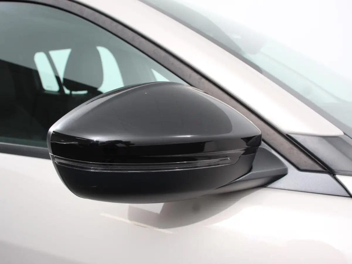 1.2 e-Hybrid Altitude Automaat Climate control Adaptieve cruise control Led Achteruitrijcamera Parkeersensoren achter Lichtmetalen velgen Apple Carplay/ Android Auto