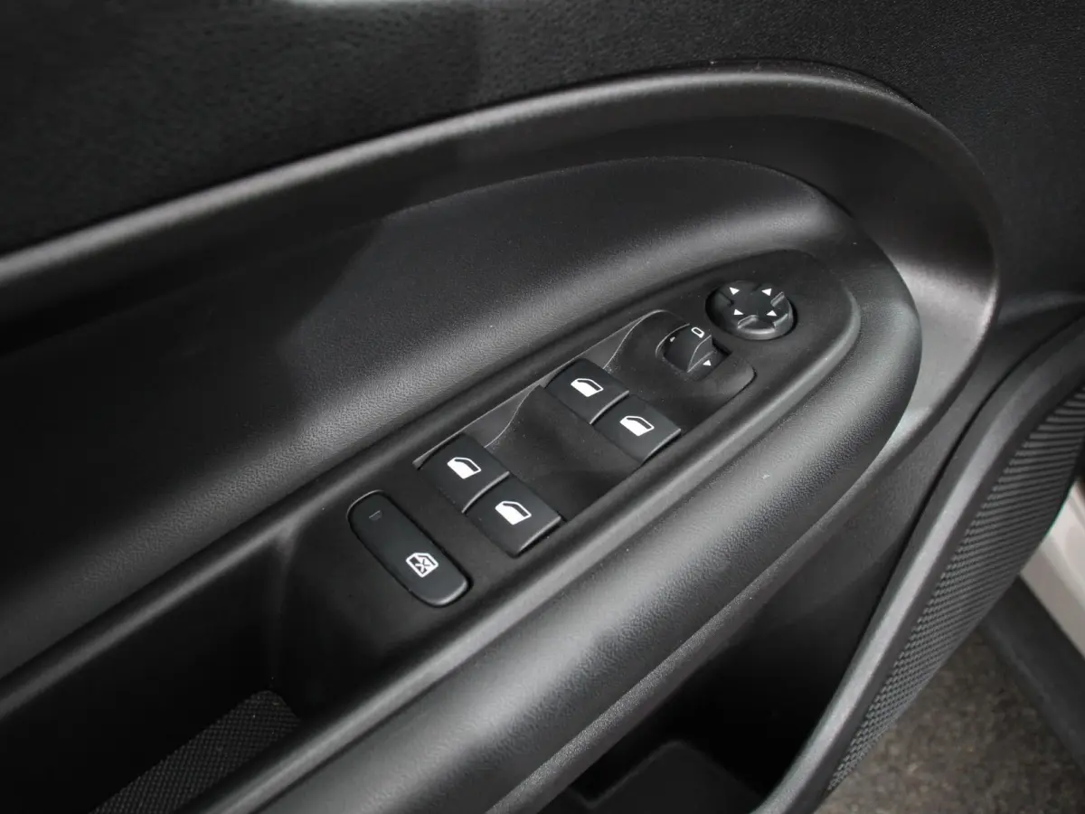1.2 e-Hybrid Altitude Automaat Climate control Adaptieve cruise control Led Achteruitrijcamera Parkeersensoren achter Lichtmetalen velgen Apple Carplay/ Android Auto