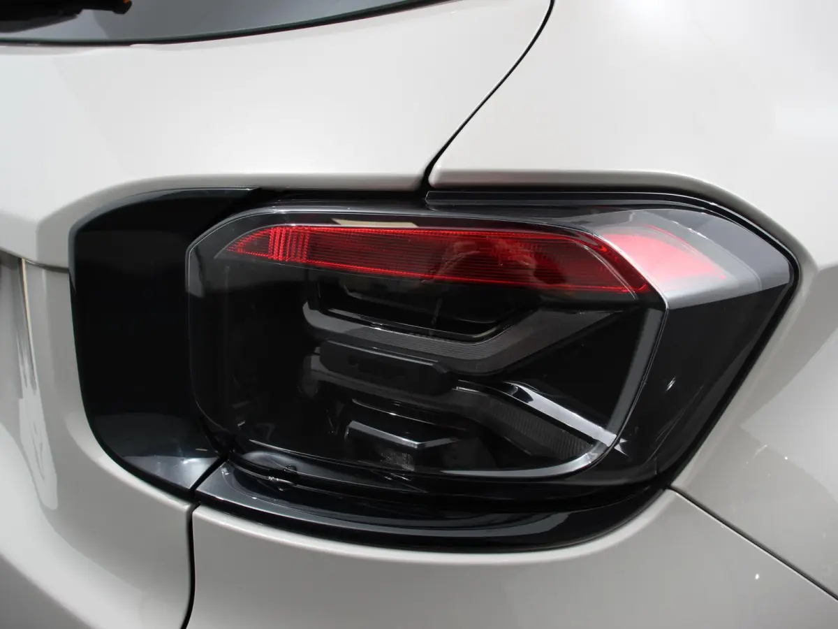 1.2 e-Hybrid Altitude Automaat Climate control Adaptieve cruise control Led Achteruitrijcamera Parkeersensoren achter Lichtmetalen velgen Apple Carplay/ Android Auto