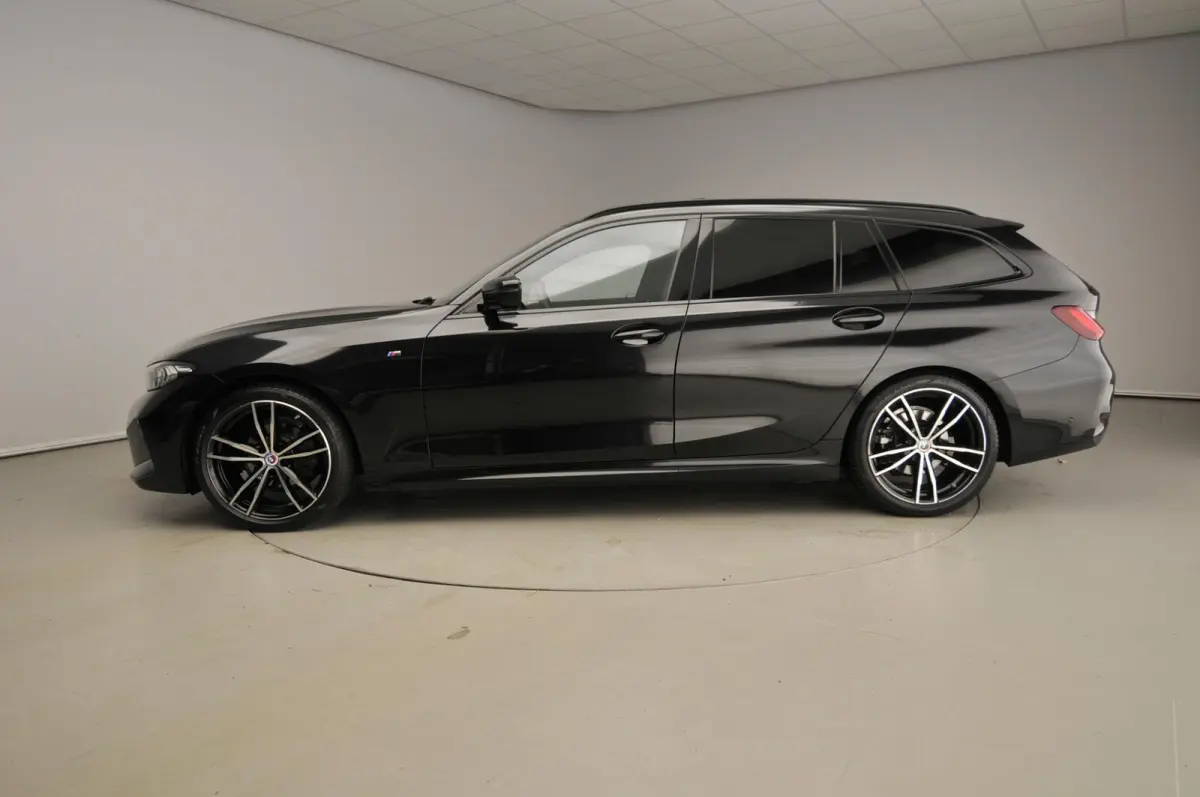 318i | M-Sportpakket | LED | Leder | Navigatie | Panoramadak | Sportstoelen | DAB | Hifi speakers | Alu 19 inch