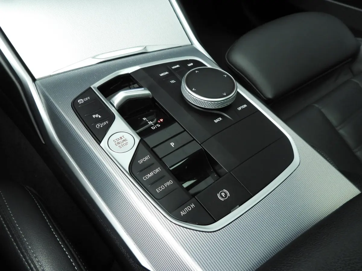318i | M-Sportpakket | LED | Leder | Navigatie | Panoramadak | Sportstoelen | DAB | Hifi speakers | Alu 19 inch