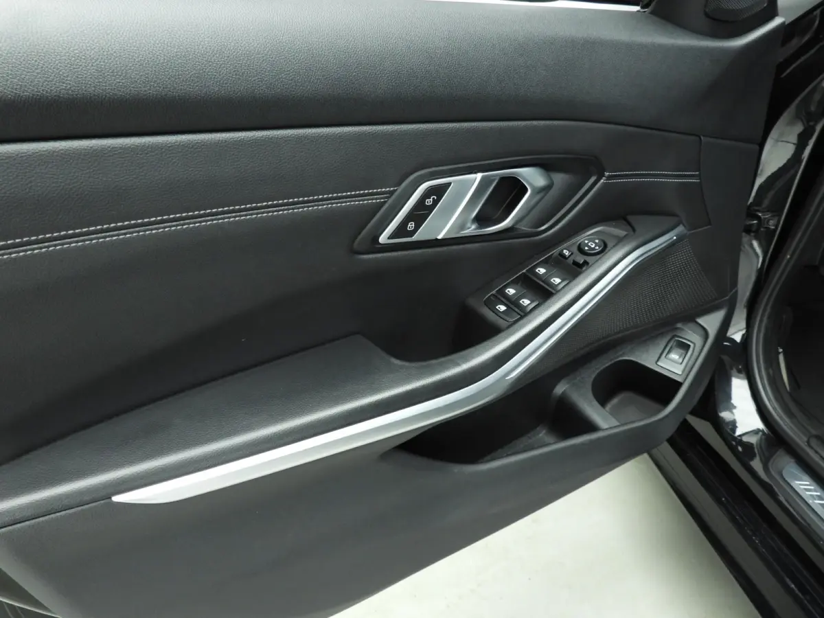 318i | M-Sportpakket | LED | Leder | Navigatie | Panoramadak | Sportstoelen | DAB | Hifi speakers | Alu 19 inch