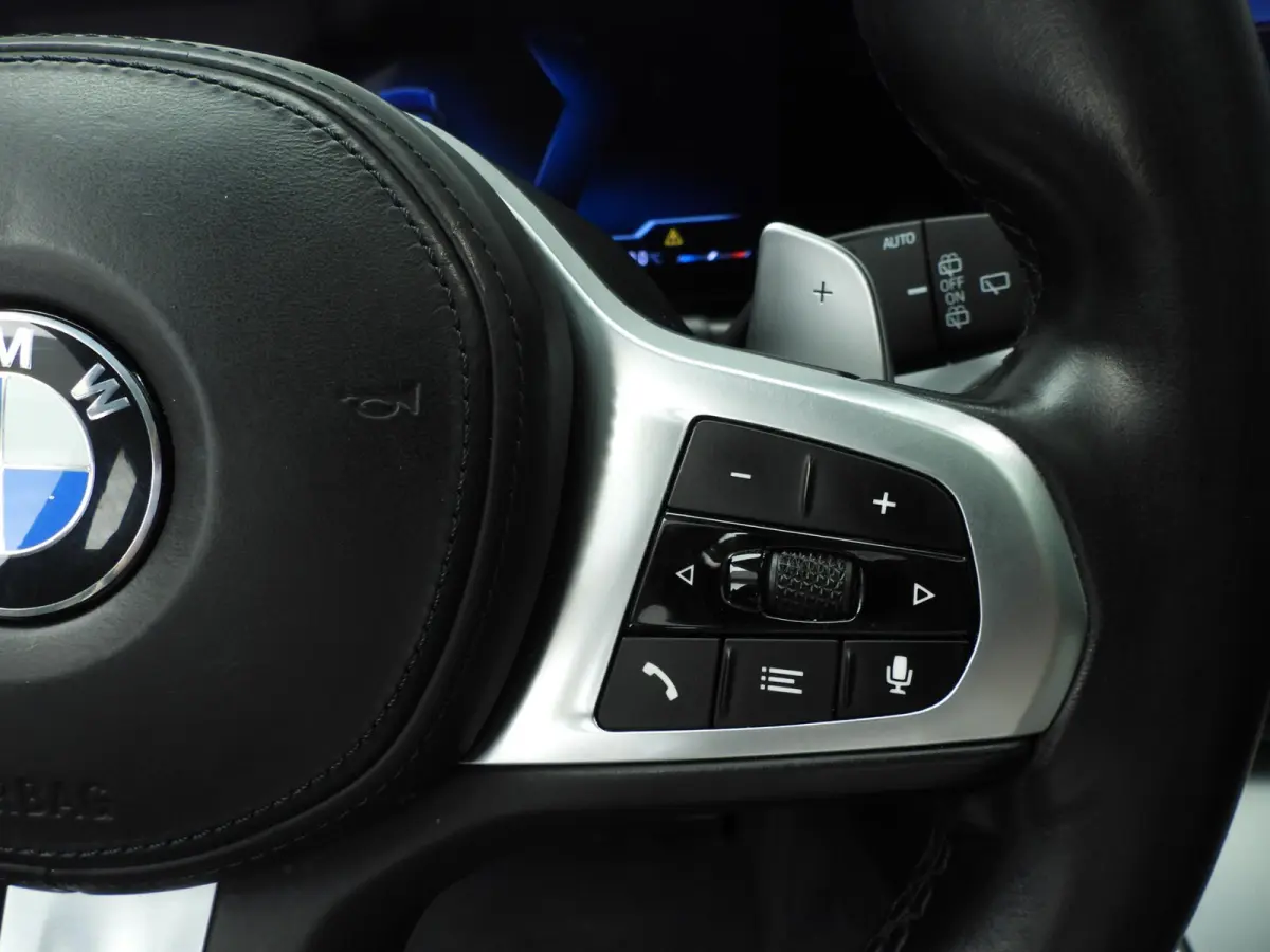 318i | M-Sportpakket | LED | Leder | Navigatie | Panoramadak | Sportstoelen | DAB | Hifi speakers | Alu 19 inch