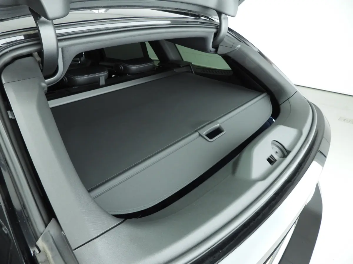 318i | M-Sportpakket | LED | Leder | Navigatie | Panoramadak | Sportstoelen | DAB | Hifi speakers | Alu 19 inch