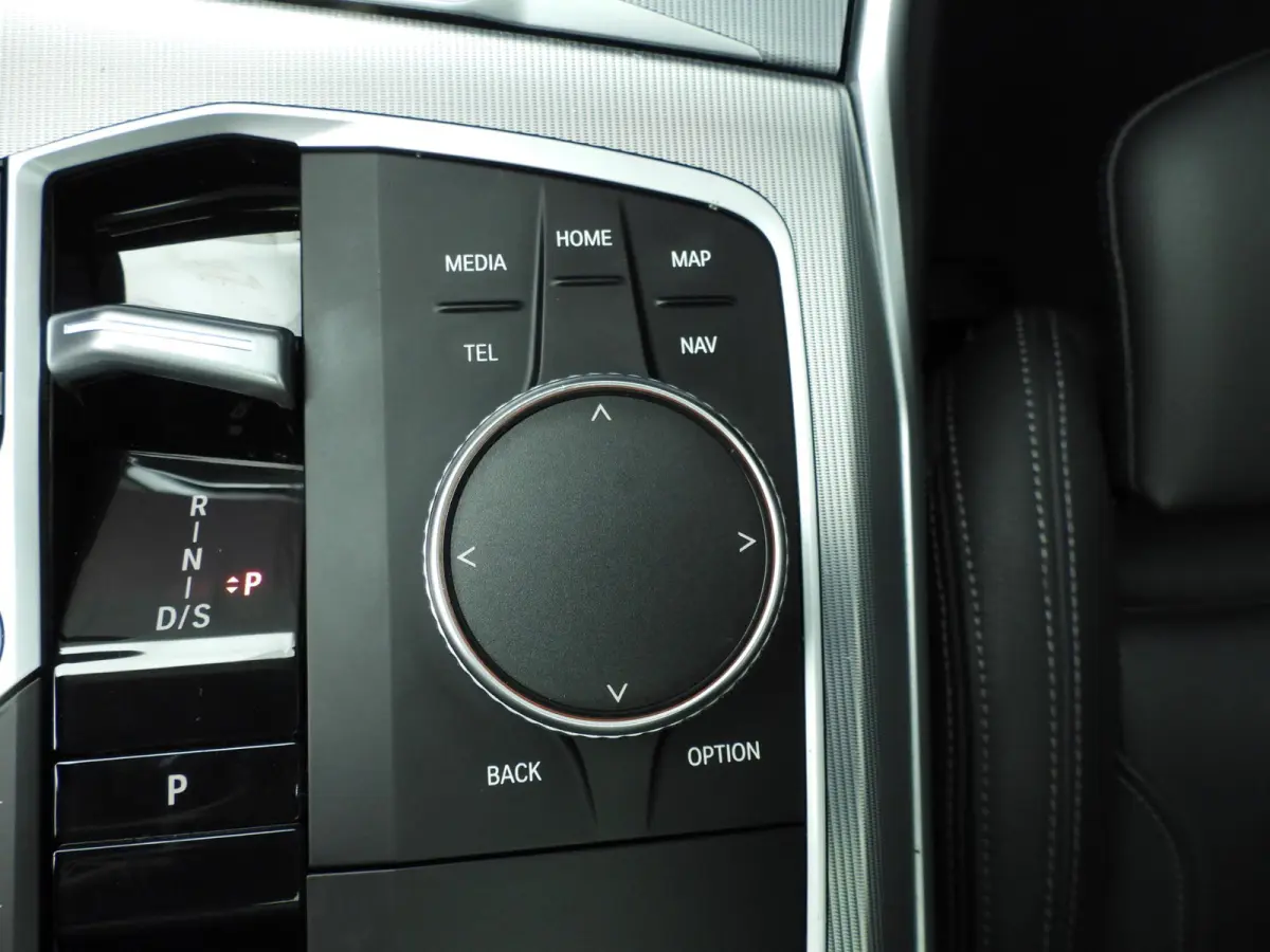 318i | M-Sportpakket | LED | Leder | Navigatie | Panoramadak | Sportstoelen | DAB | Hifi speakers | Alu 19 inch
