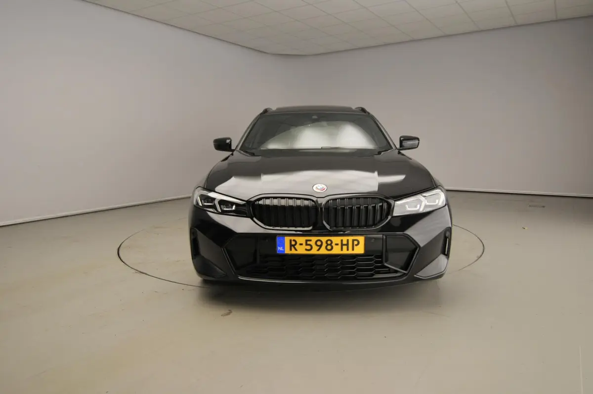 318i | M-Sportpakket | LED | Leder | Navigatie | Panoramadak | Sportstoelen | DAB | Hifi speakers | Alu 19 inch