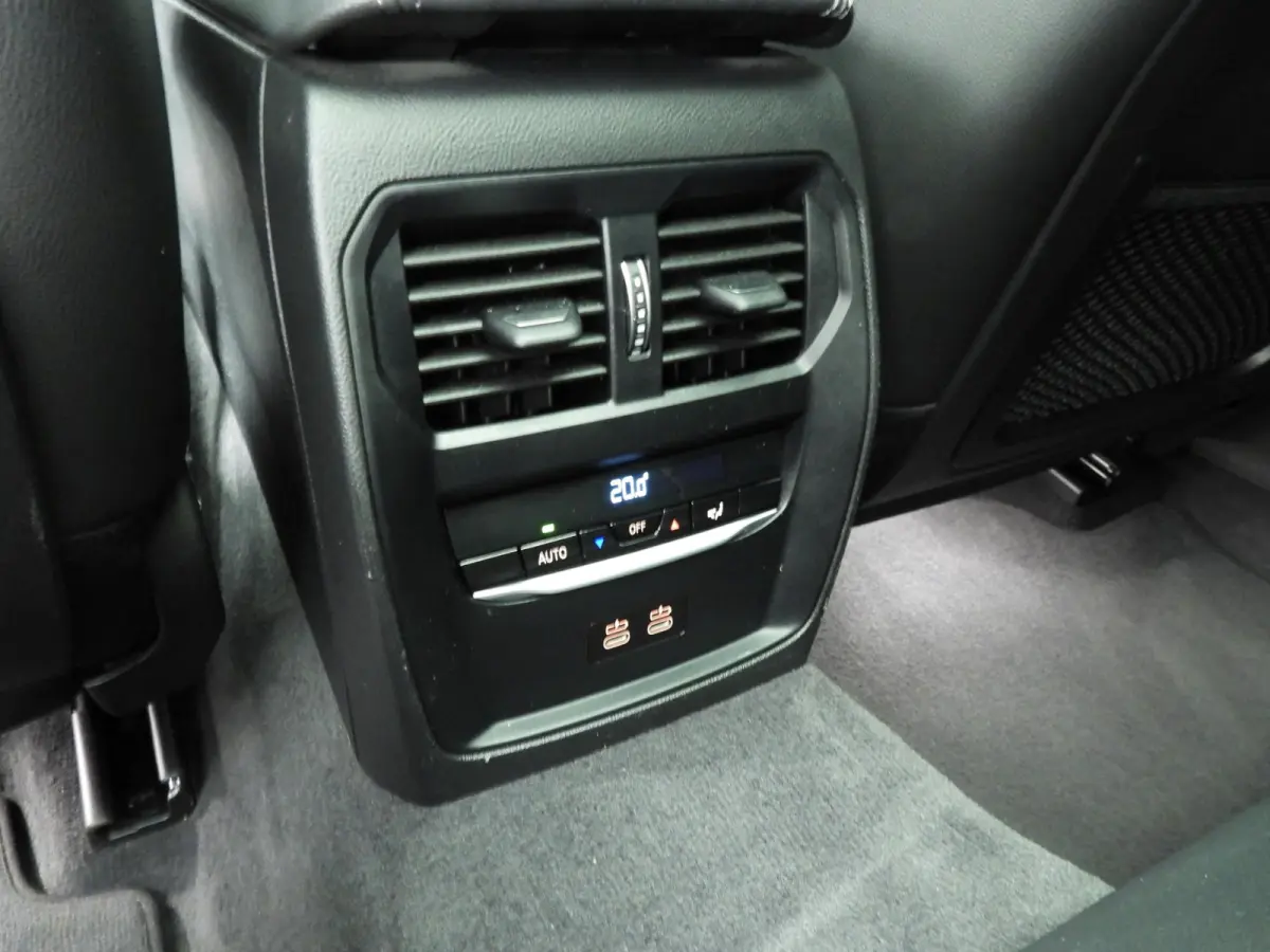 318i | M-Sportpakket | LED | Leder | Navigatie | Panoramadak | Sportstoelen | DAB | Hifi speakers | Alu 19 inch