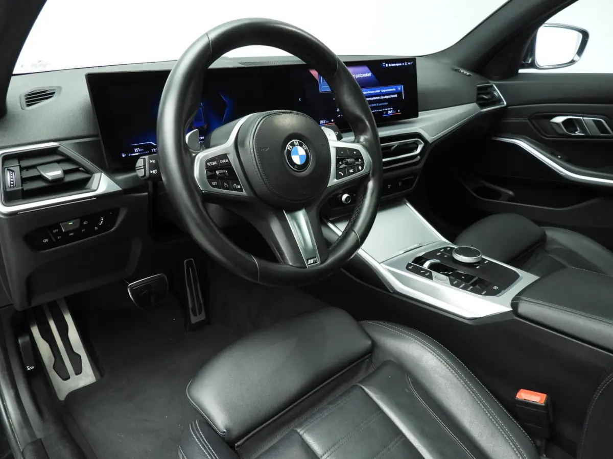 318i | M-Sportpakket | LED | Leder | Navigatie | Panoramadak | Sportstoelen | DAB | Hifi speakers | Alu 19 inch