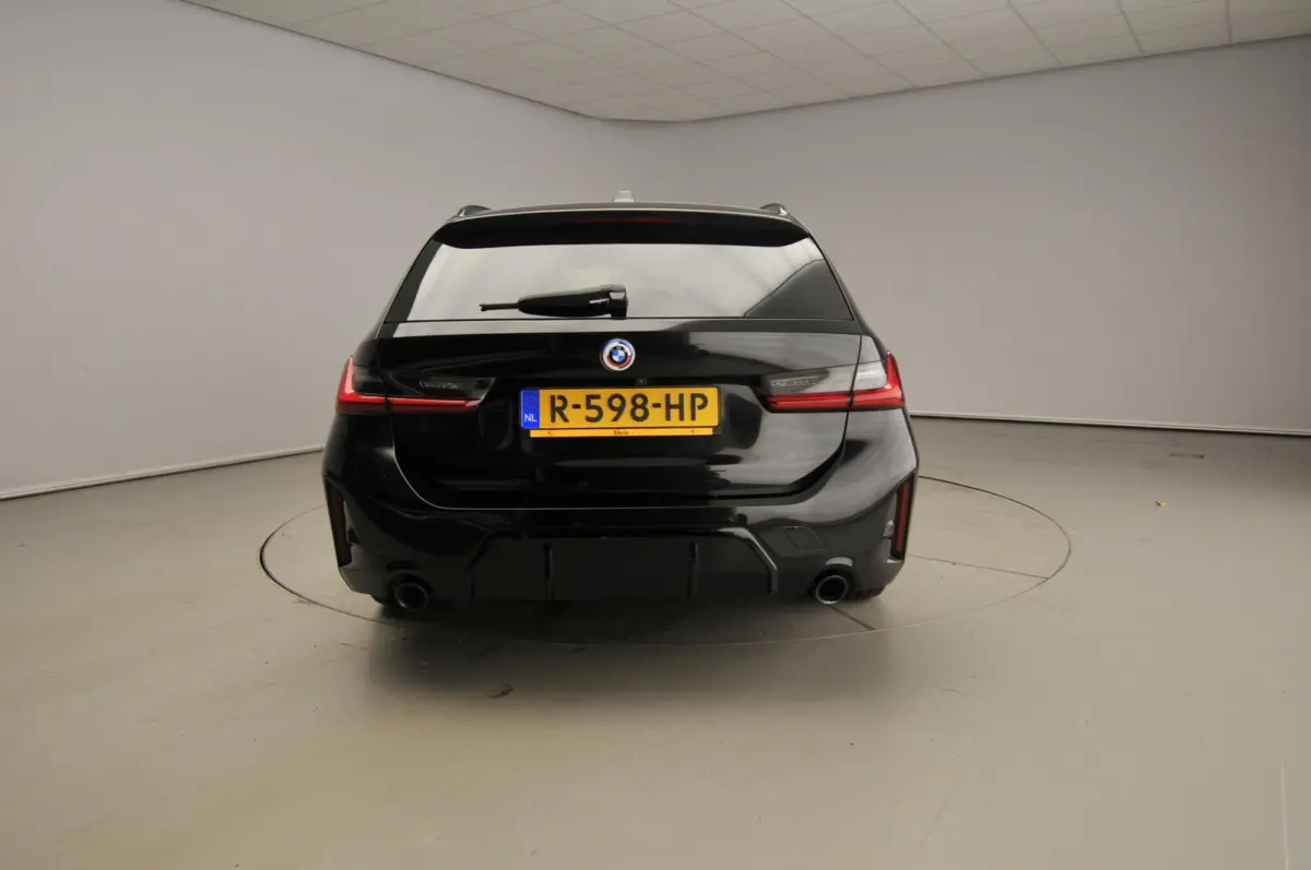 318i | M-Sportpakket | LED | Leder | Navigatie | Panoramadak | Sportstoelen | DAB | Hifi speakers | Alu 19 inch
