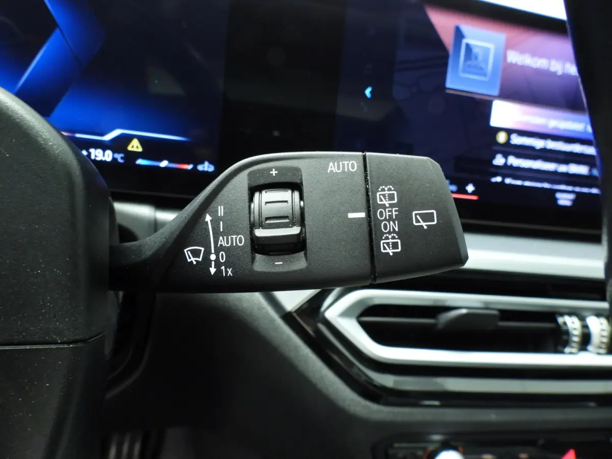 318i | M-Sportpakket | LED | Leder | Navigatie | Panoramadak | Sportstoelen | DAB | Hifi speakers | Alu 19 inch