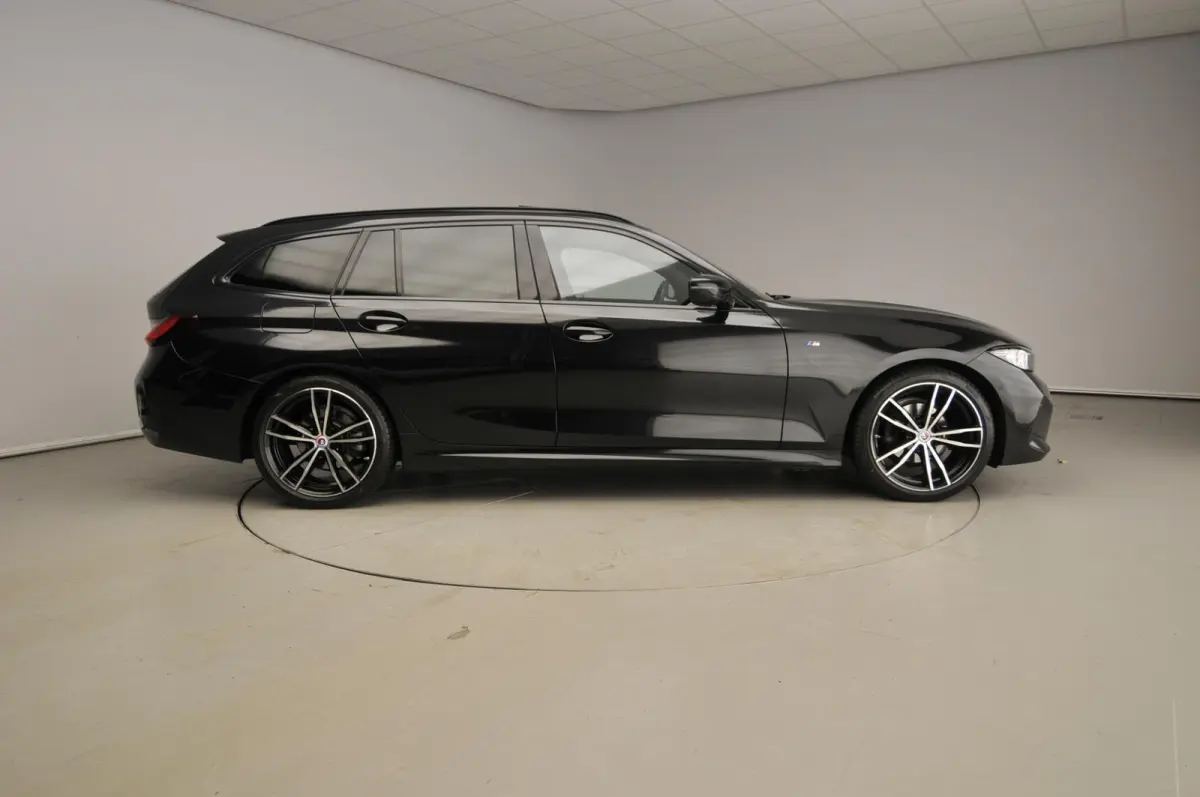 318i | M-Sportpakket | LED | Leder | Navigatie | Panoramadak | Sportstoelen | DAB | Hifi speakers | Alu 19 inch