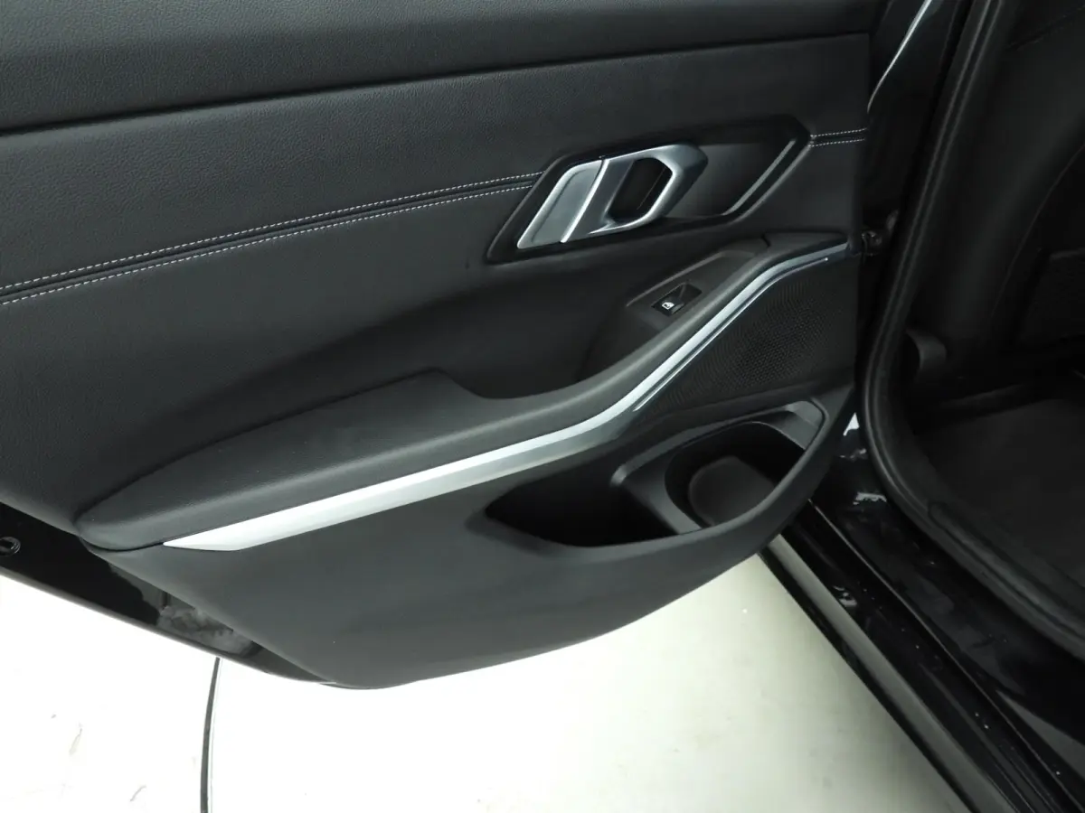 318i | M-Sportpakket | LED | Leder | Navigatie | Panoramadak | Sportstoelen | DAB | Hifi speakers | Alu 19 inch