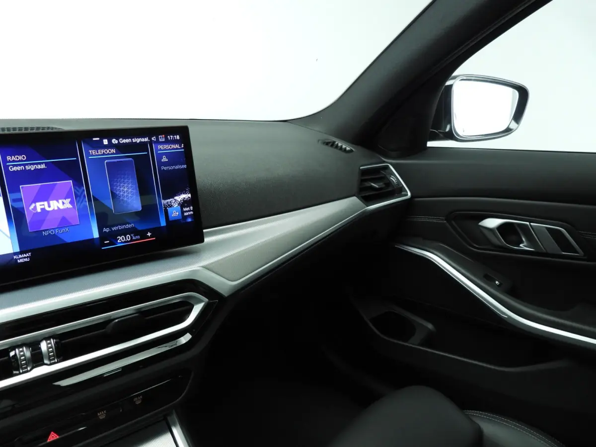318i | M-Sportpakket | LED | Leder | Navigatie | Panoramadak | Sportstoelen | DAB | Hifi speakers | Alu 19 inch